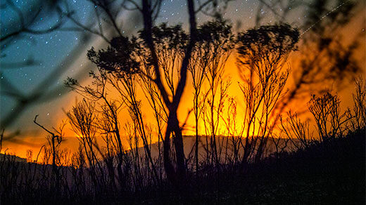 Photo showing the glow of a forest fire and bush fire in the Blue Mountains of Australia.