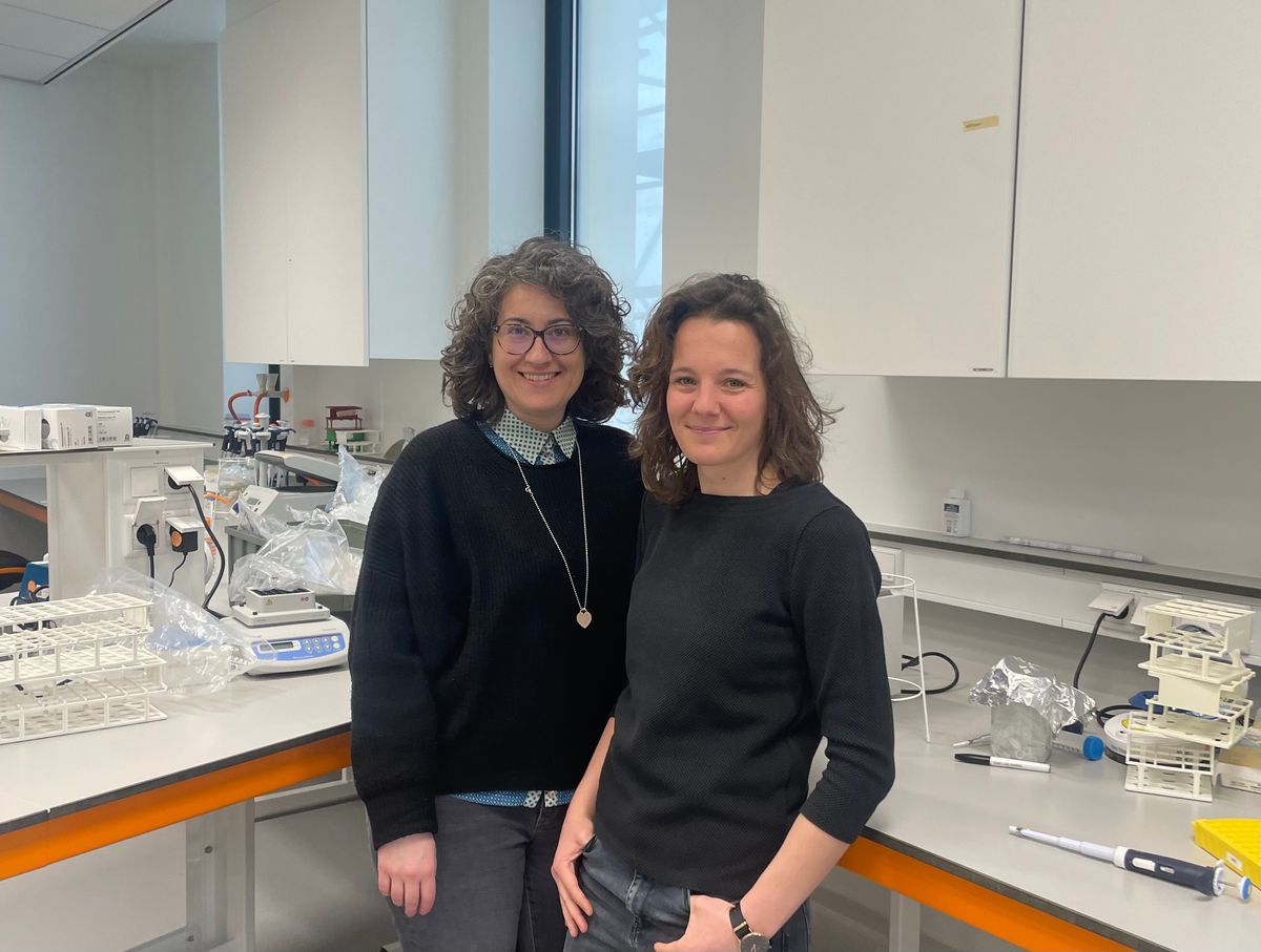 Researchers Benedetta Artegiani (left) and Delilah Hendriks (right) stand in front of a laboratory bench.